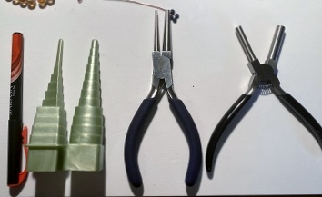 Susan LeGuyader's Barely Contained - Making Bead Link Chain - , Contemporary Wire Jewelry, Making Chain, Chain Making , Jump Rings, Jump Ring, Making Jump Rings, Loops, Wire Loop, Wrapped Wire Loop, making bead link chain